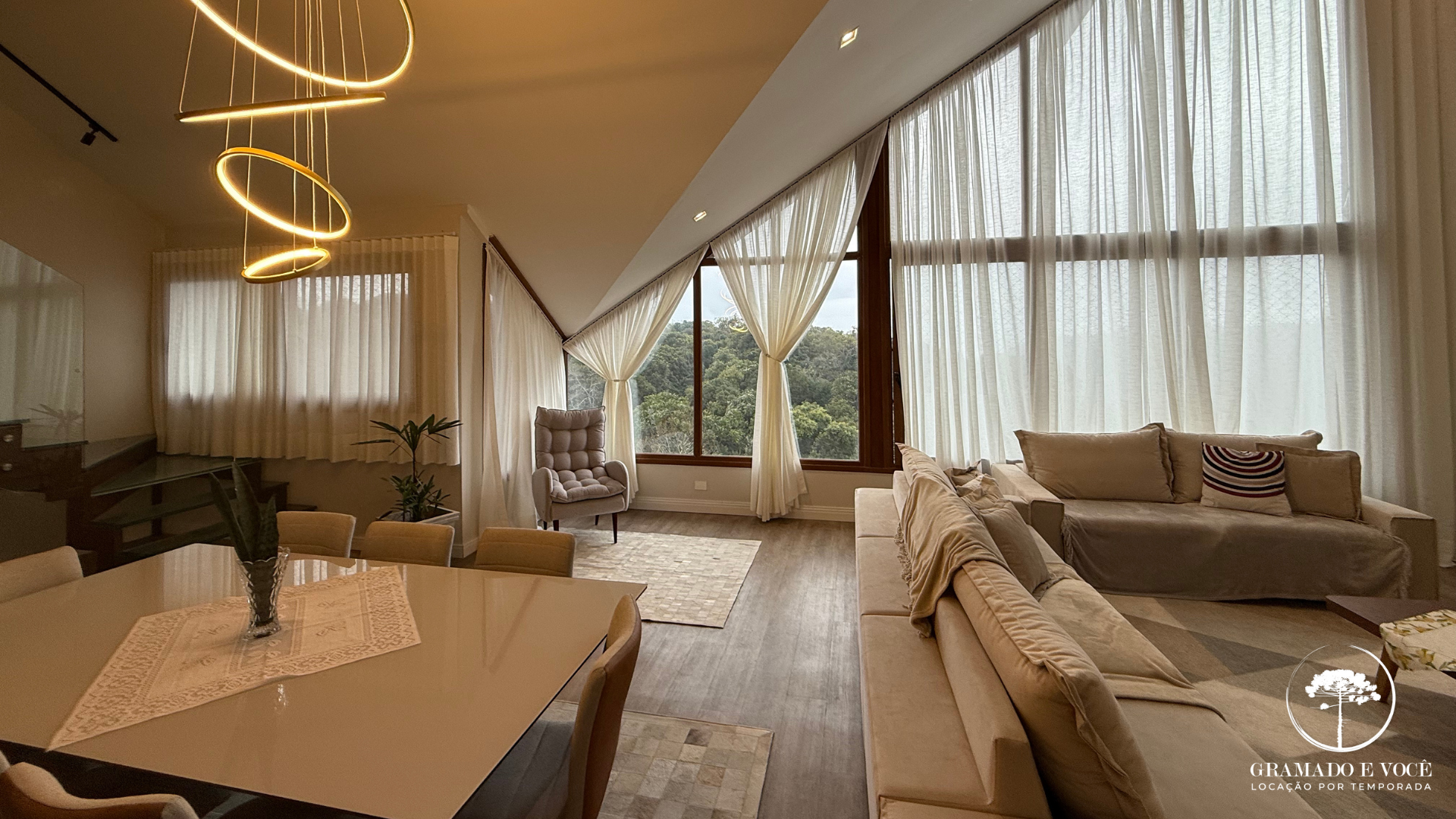 Apartamento com Banheira em frente à Rua Torta